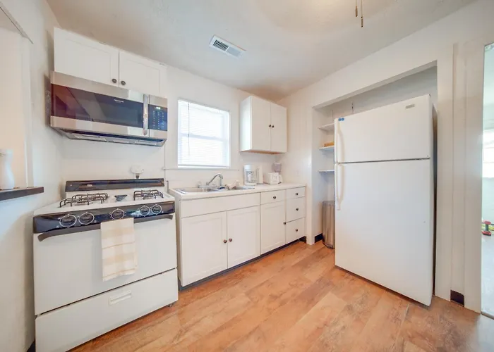 Charming Cottage W/ Yard < 1 Mi To Lake Erie!