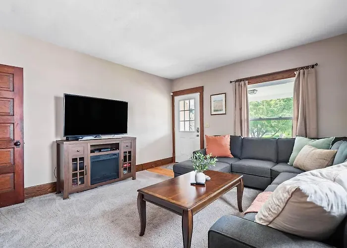 Historic District W Fully Stocked Kitchen And Sleeps 6