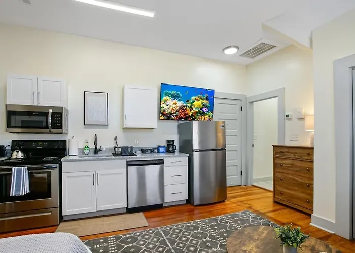 Modern Victorian Studio - Steps To Cleveland Clinic