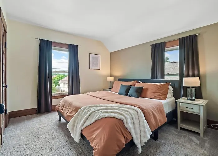 Historic District W Fully Stocked Kitchen And Sleeps 6